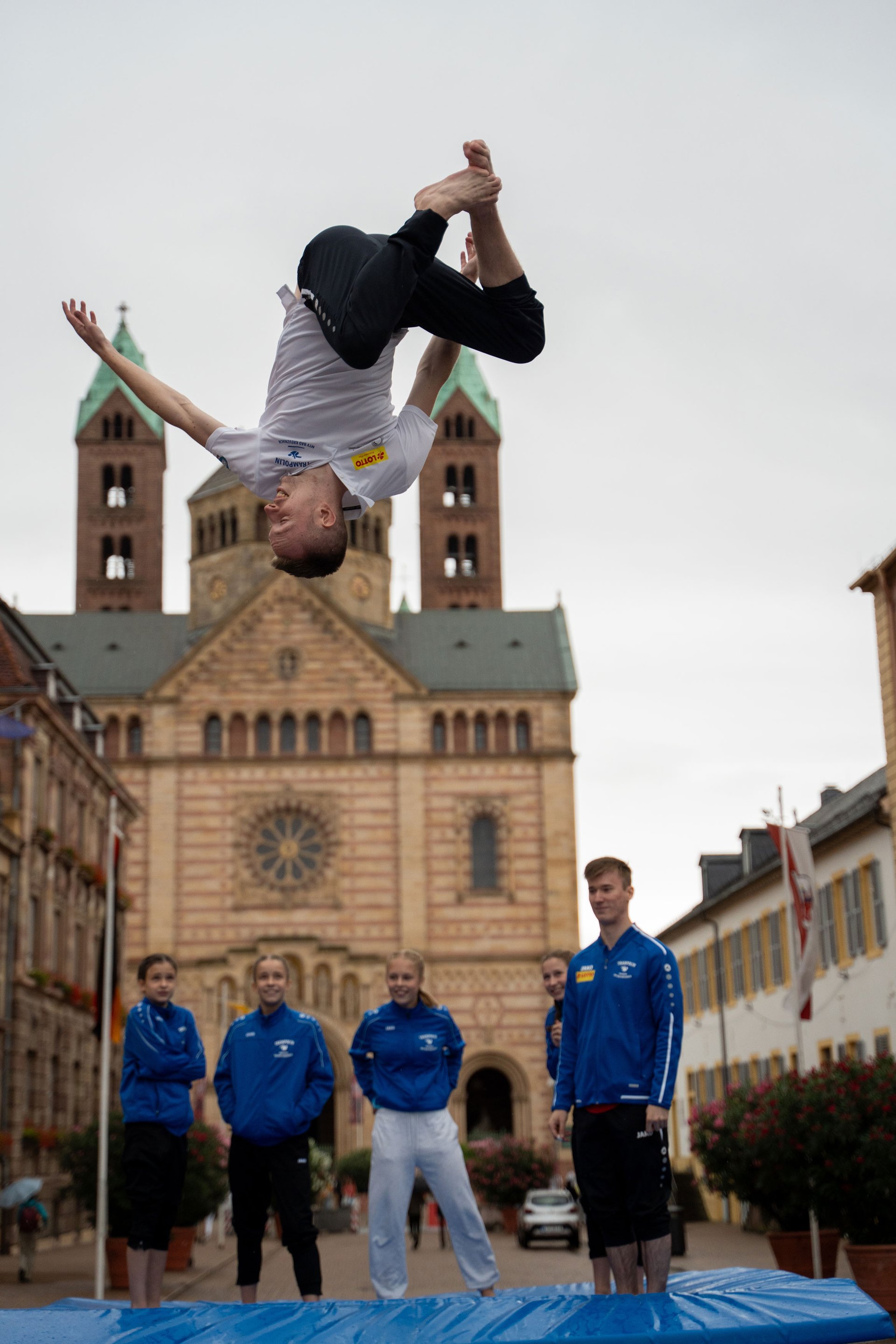 Trampolinspringer in der historischen Altstadt Speyers