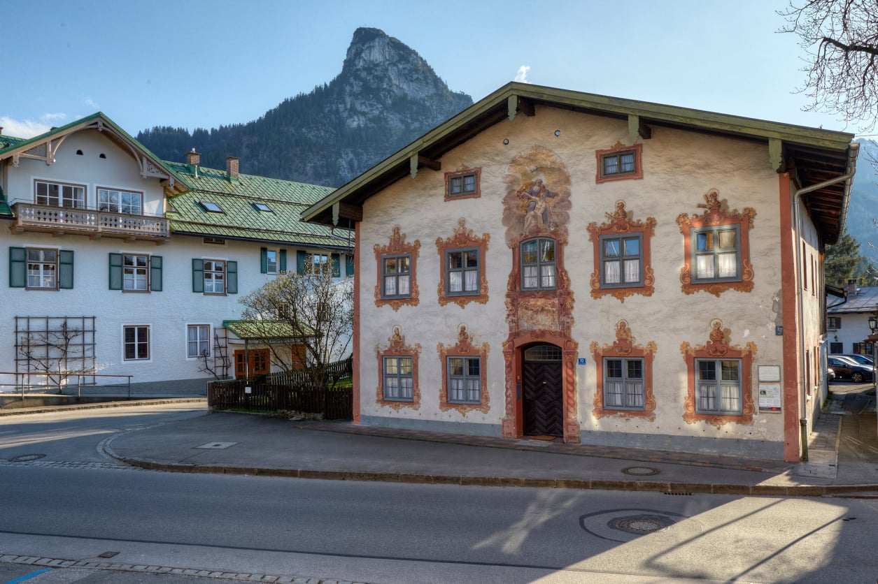 Regionaltypische Bauen als Wahrzeichen: Lüftlmalerei in Mittenwald (BY) 