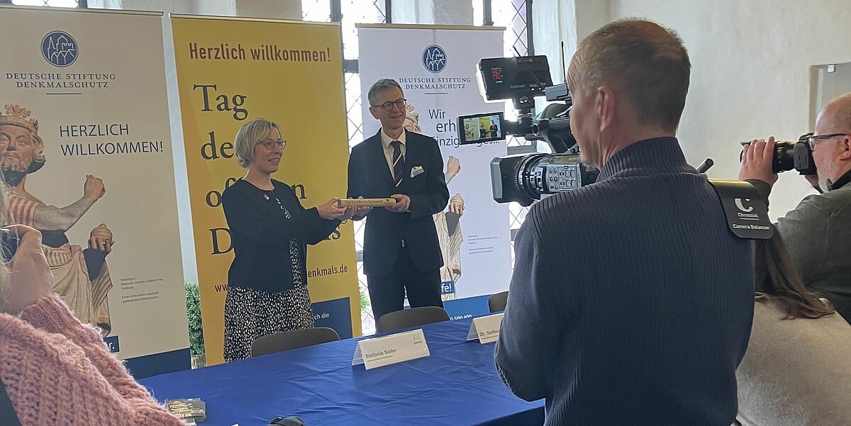 Stefanie Seiler, Oberbürgermeisterin von Speyer, und Dr. Steffen Skudelny, Vorstand der Deutschen Stiftung Denkmalschutz, bei der Weitergabe des Staffelstabs der Eröffnungsstadt Stefanie Seiler, Oberbürgermeisterin von Speyer, und Dr. Steffen Skudelny, Vorstand der Deutschen Stiftung Denkmalschutz, bei der Weitergabe des Staffelstabs der Eröffnungsstadt