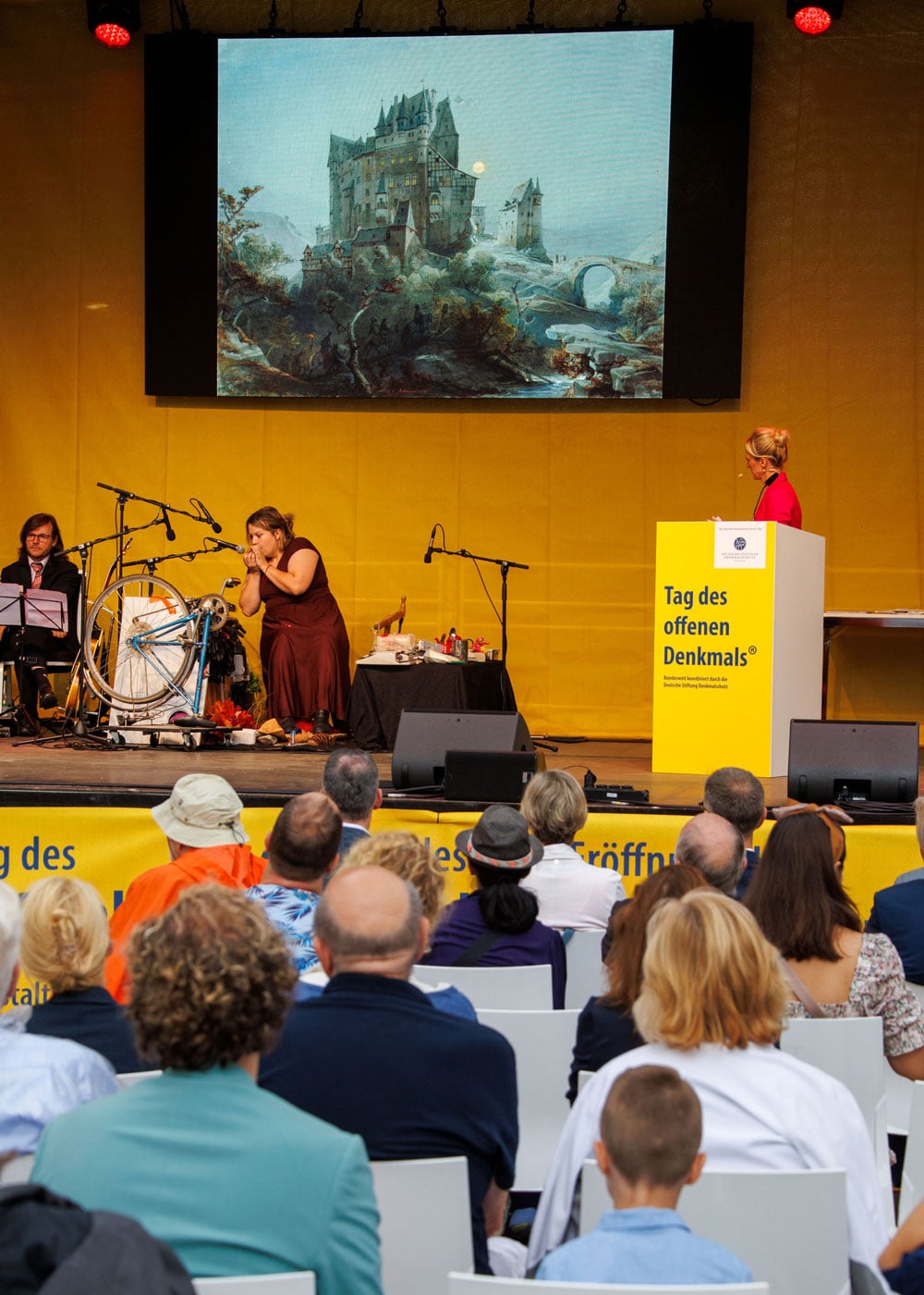 Geräuschekünstlerin Sabine Nowicki vertont live die Burg Eltz Geräuschekünstlerin Sabine Nowicki vertont live die Burg Eltz