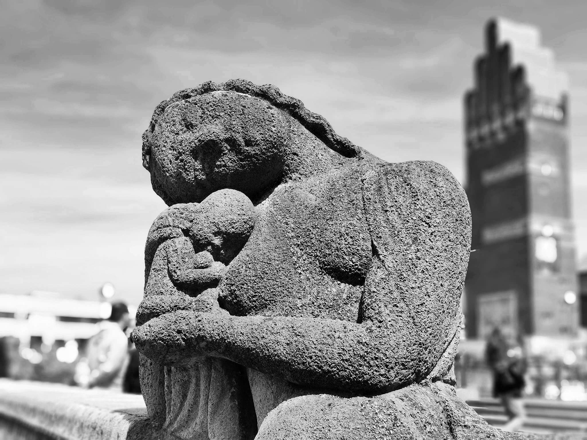 Platz 9: Statue „Maria“ von B. Hoetger vor dem Hochzeitsturm Mathildenhöhe, Darmstadt (HE) Platz 9: Statue „Maria“ von B. Hoetger vor dem Hochzeitsturm Mathildenhöhe, Darmstadt (HE)