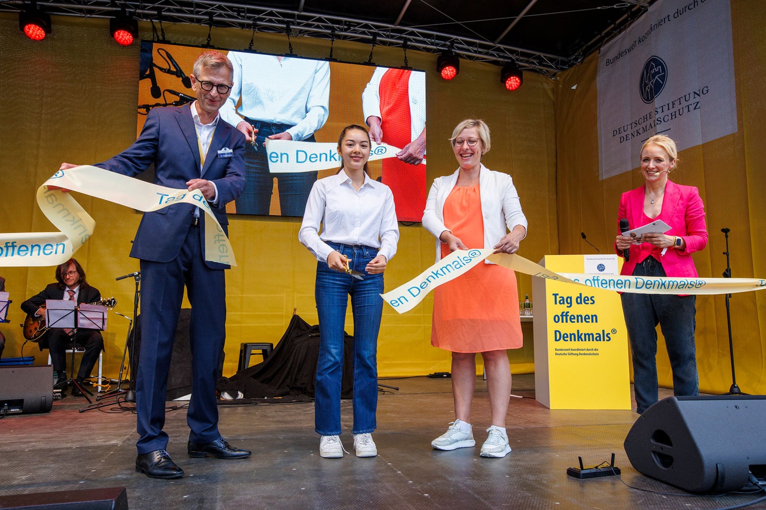 Karina Wicke, Vorsitzende des Jugendstadtrats Speyer (Mitte); Dr. Steffen Skudelny, DSD-Vorstand; Stefanie Seiler, OB der Stadt Speyer Karina Wicke, Vorsitzende des Jugendstadtrats Speyer (Mitte); Dr. Steffen Skudelny, DSD-Vorstand; Stefanie Seiler, OB der Stadt Speyer
