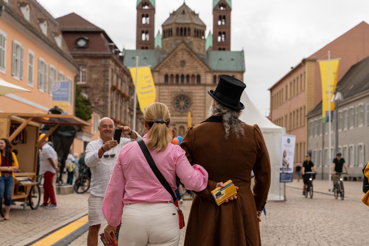 Vergnügte Stimmung auf der Maximilianstraße in Speyer Vergnügte Stimmung auf der Maximilianstraße in Speyer