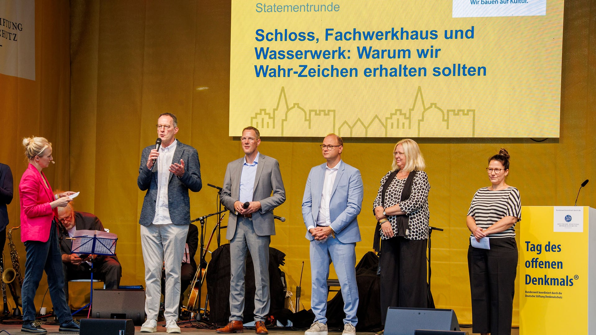 „Warum sollten Wahr-Zeichen erhalten werden?“ (v. l.: Staatsminister Michael Ebling; Christoph Degen; Dr. Markus Fritz-von Preuschen; Dr. Mechthild Rössler; Dr. Julia Ricker) „Warum sollten Wahr-Zeichen erhalten werden?“ (v. l.: Staatsminister Michael Ebling; Christoph Degen; Dr. Markus Fritz-von Preuschen; Dr. Mechthild Rössler; Dr. Julia Ricker)