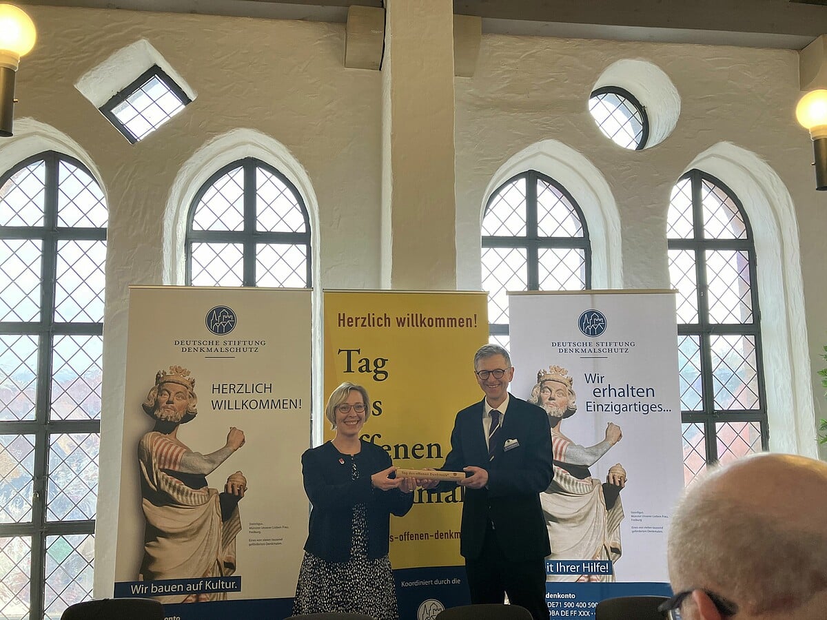 Stefanie Seiler, Oberbürgermeisterin von Speyer, und Dr. Steffen Skudelny, Vorstand der Deutschen Stiftung Denkmalschutz, bei der Weitergabe des Staffelstabs der Eröffnungsstadt Stefanie Seiler, Oberbürgermeisterin von Speyer, und Dr. Steffen Skudelny, Vorstand der Deutschen Stiftung Denkmalschutz, bei der Weitergabe des Staffelstabs der Eröffnungsstadt