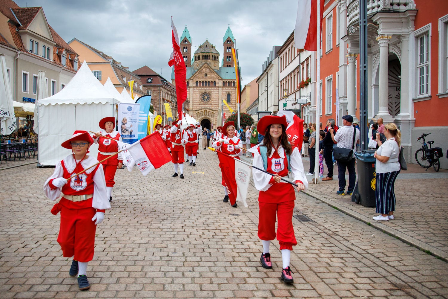 Feierlicher Einzug des Fanfarenzuges der Spielvereinigung Rot-Weiss Speyer e.V. Feierlicher Einzug des Fanfarenzuges der Spielvereinigung Rot-Weiss Speyer e.V.