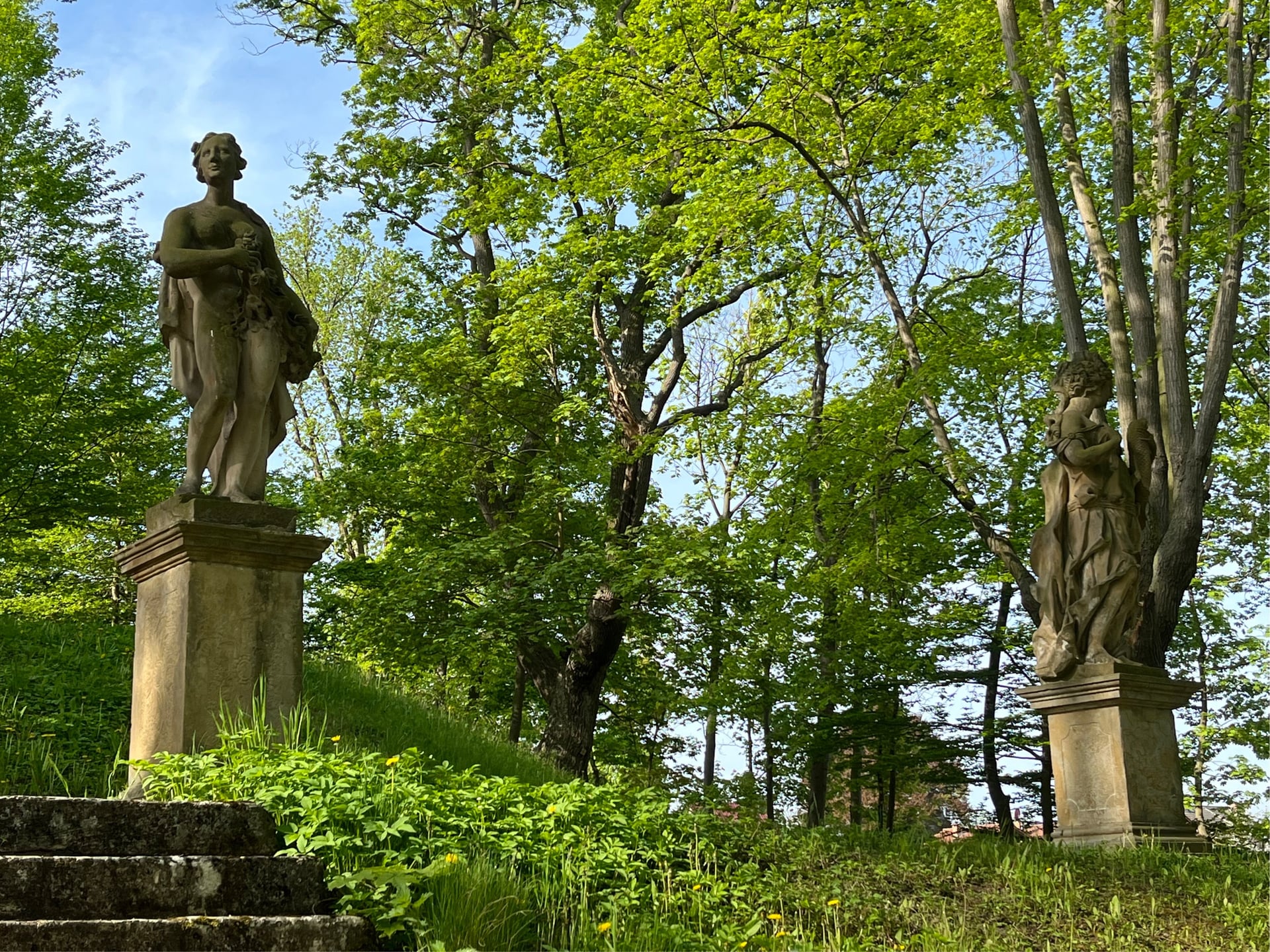 Fotoquelle: Sechs Großplastiken sind um die Kaskade herum positioniert